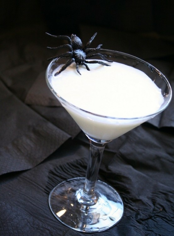 Une araignée martini  boisson cool idée pour la déco de fête drôle
