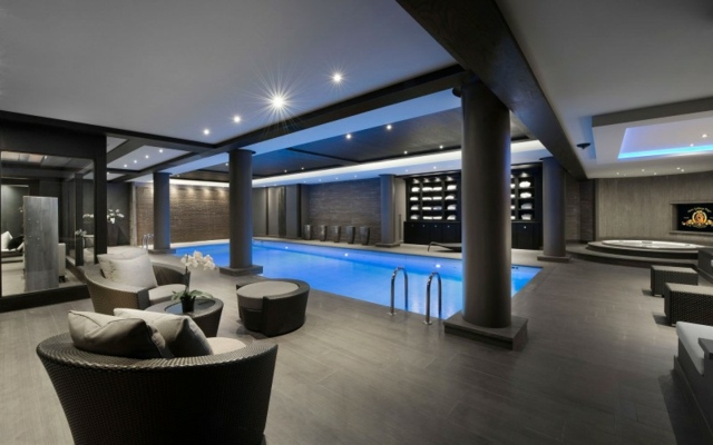 La piscine intérieure est indispensable luxe spa chalet Alpes