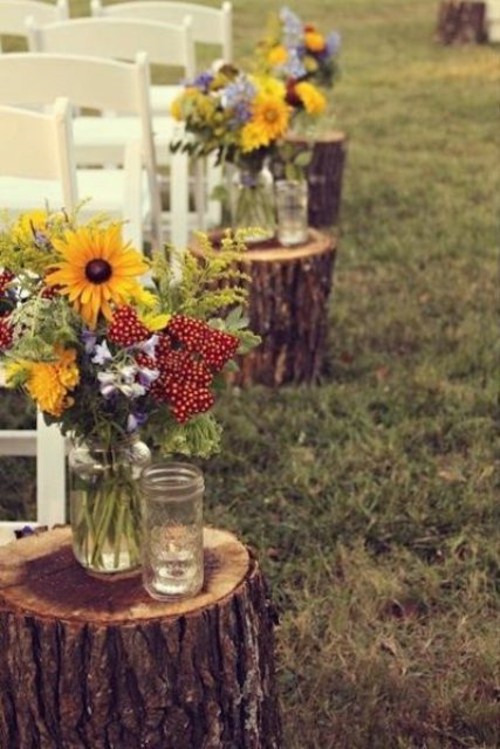 vases de fleurs posées sur troncs d'arbre look rustique