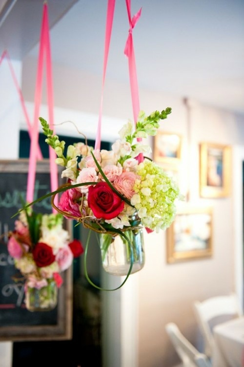 vases pendants avec roses fleuries