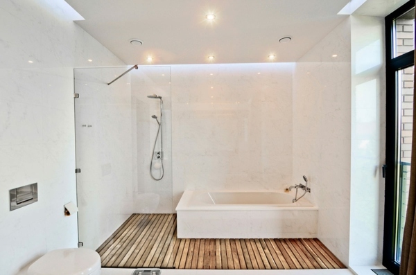 vaste salle de bain blanche sol bois style sauna
