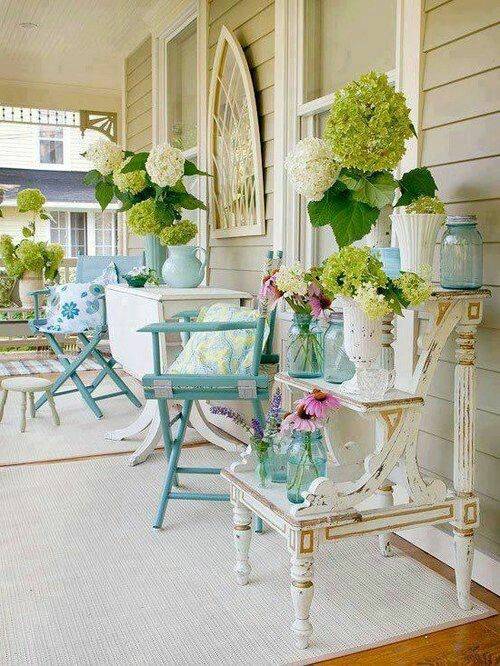 veranda blanche chaises bleues