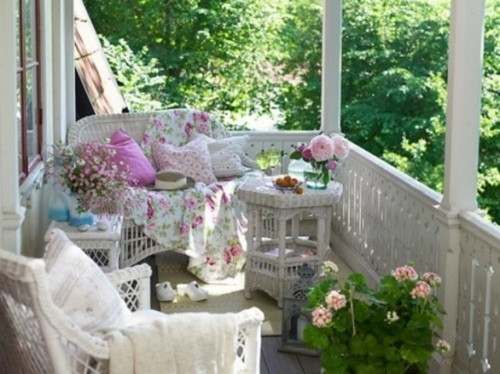 veranda blanche fleurs coussin rose