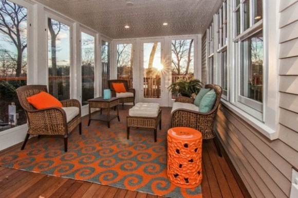 veranda fauteuil orange tapis motif meandre