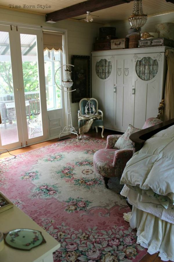Vieux tapis très vintage en rose et aux détails floraux  antique pièce chambre
