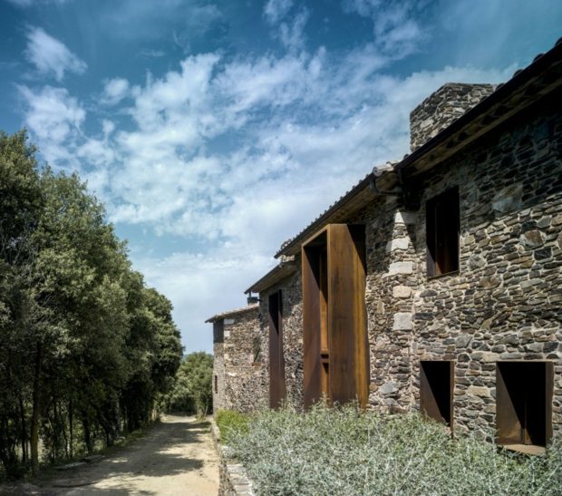 villa en espagne bordée sentier campagne catalane