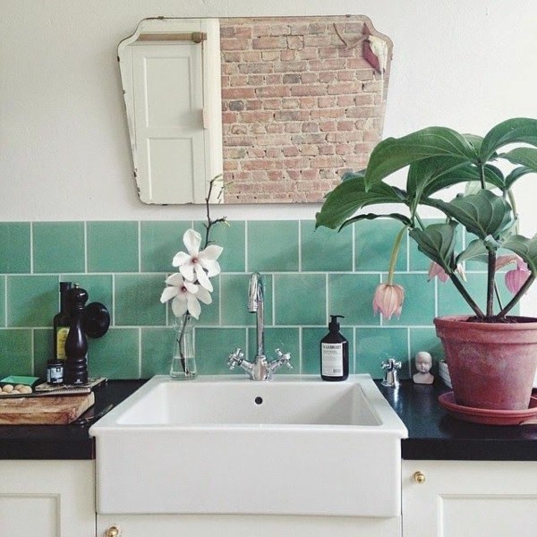 Salle de bains vintage avec pot de fleur carrelage vert