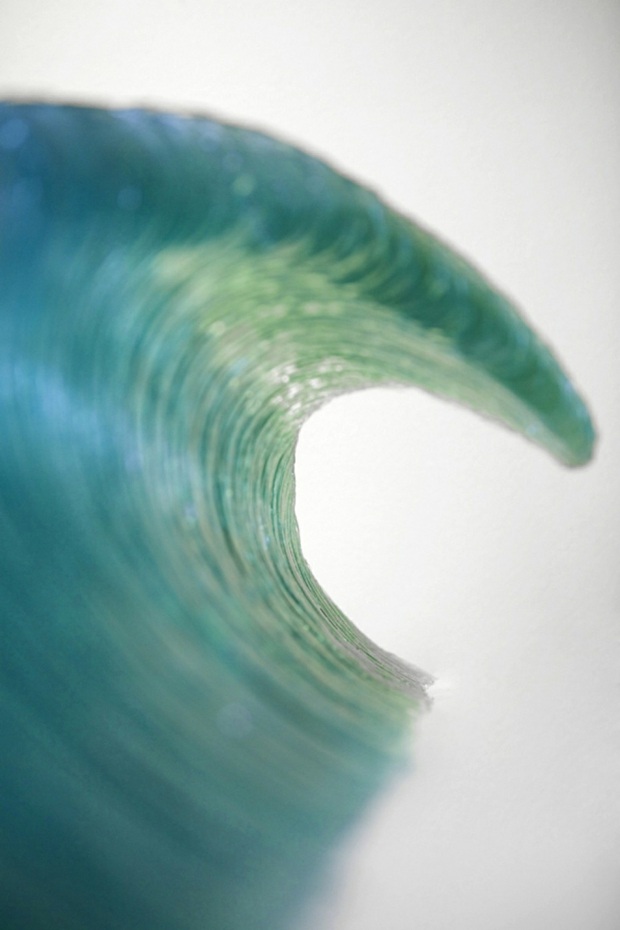vue de près d'une vague sculptée en verre