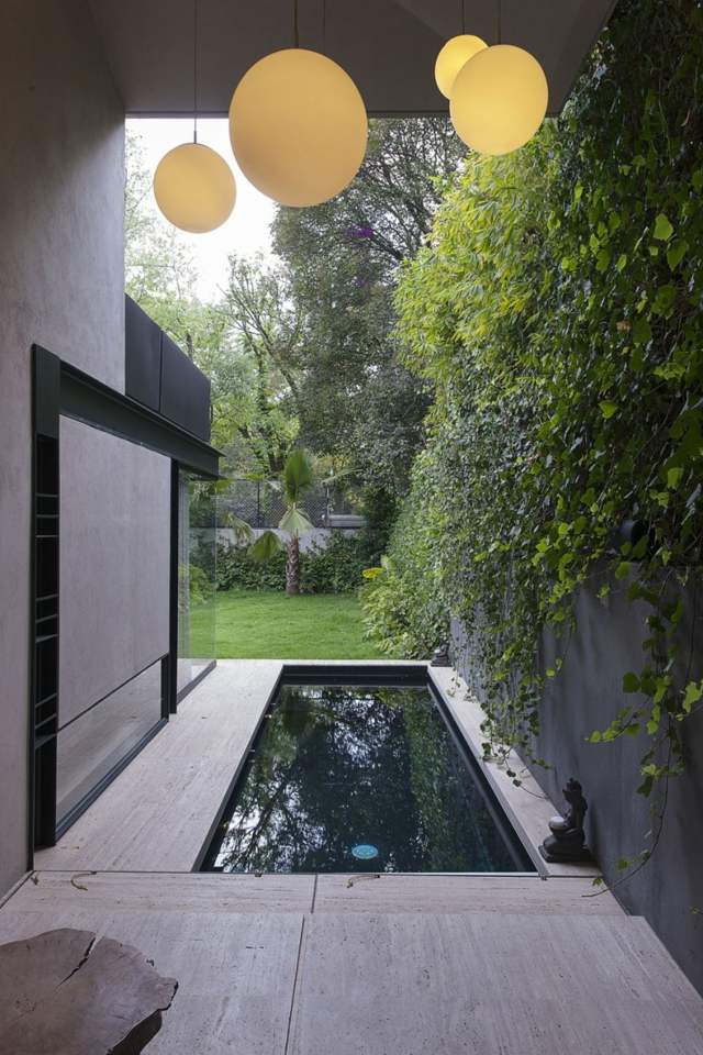 vue petite piscine jardin fond couloir
