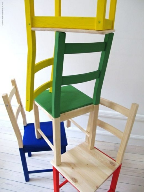 éclats de couleurs sur chaise bois